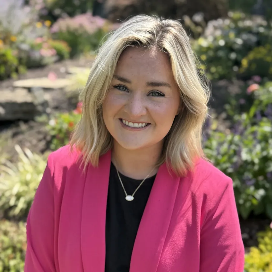 Lindsay Jones headshot